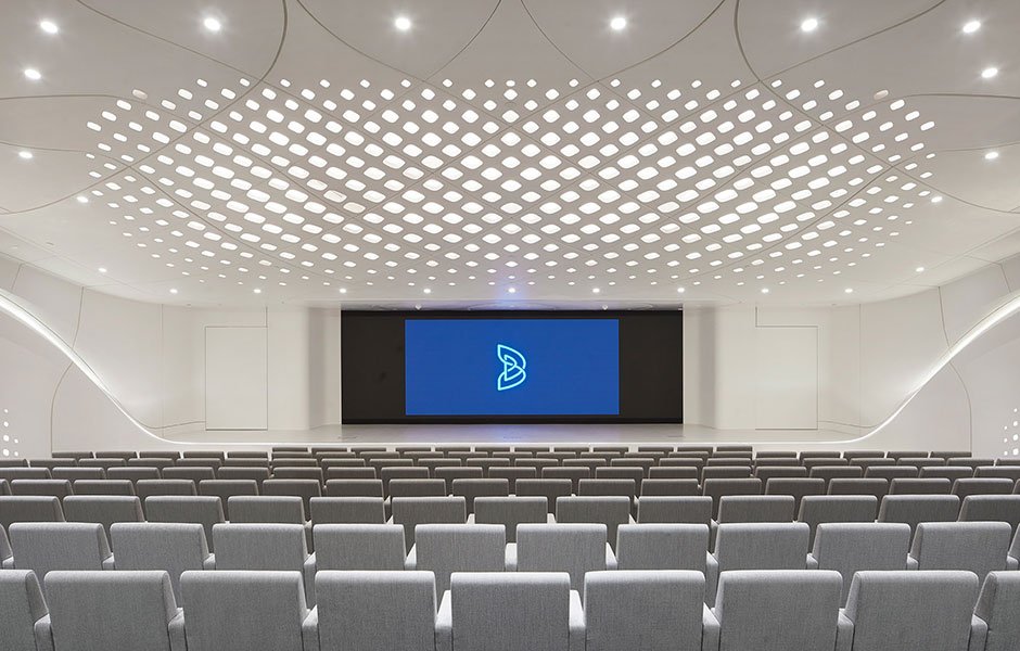 Zaha Hadid Architects завершает строительство штаб-квартиры Beeah, похожие на дюны в Шардже