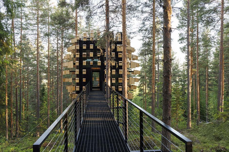 BIG украсила домик на дереве отеля в Лапландии 350 скворечниками