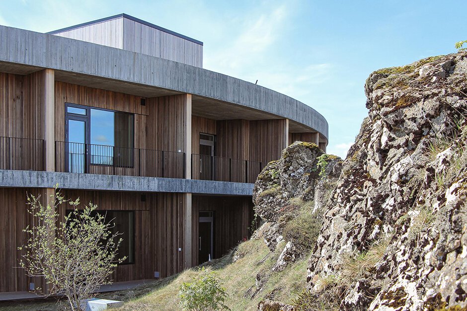 Loop Architects завершает строительство кольцеобразного дома престарелых для пациентов с деменцией в Исландии
