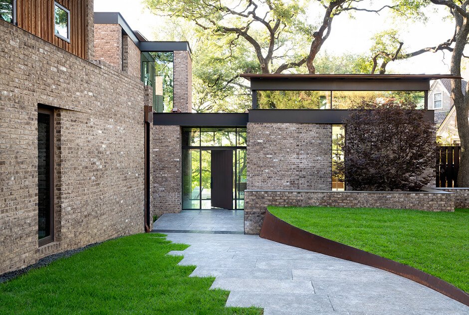 Sanders Architecture places glazed bridge on ash-clad Austin home