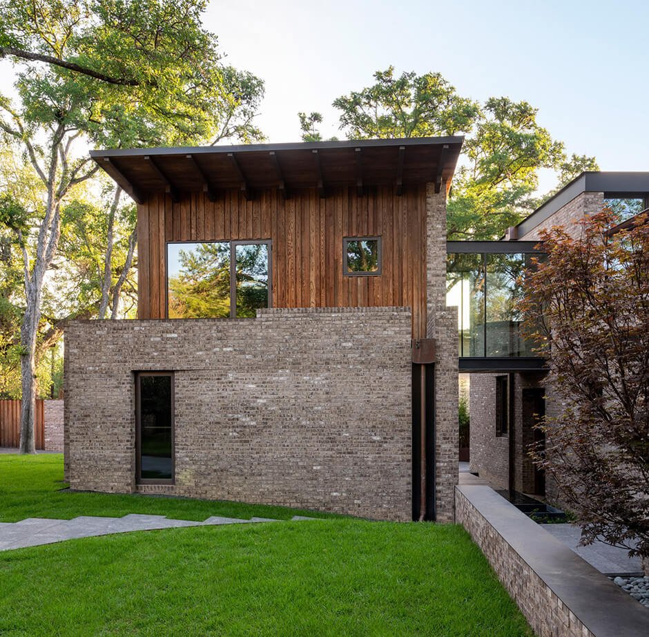 Sanders Architecture places glazed bridge on ash-clad Austin home