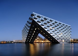 Консольный жилой дом BIG и Barcode Architects над озером Эй в Амстердаме