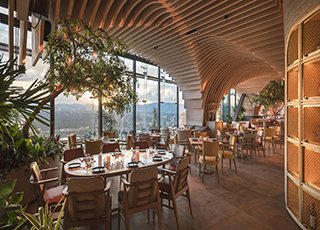 Sordo Madaleno Arquitectos создает атмосферу на свежем воздухе в ресторане-небоскребе Мехико