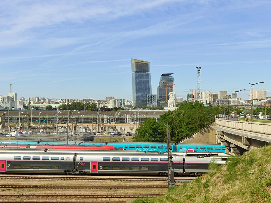 Ateliers Jean Nouvel завершает строительство наклонных небоскребов в Париже