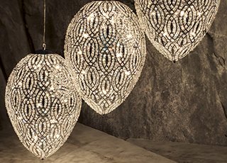 Освещение светодиодными лампами и кристаллами Swarovski: идеальное сочетание энергосбережения и элегантности.